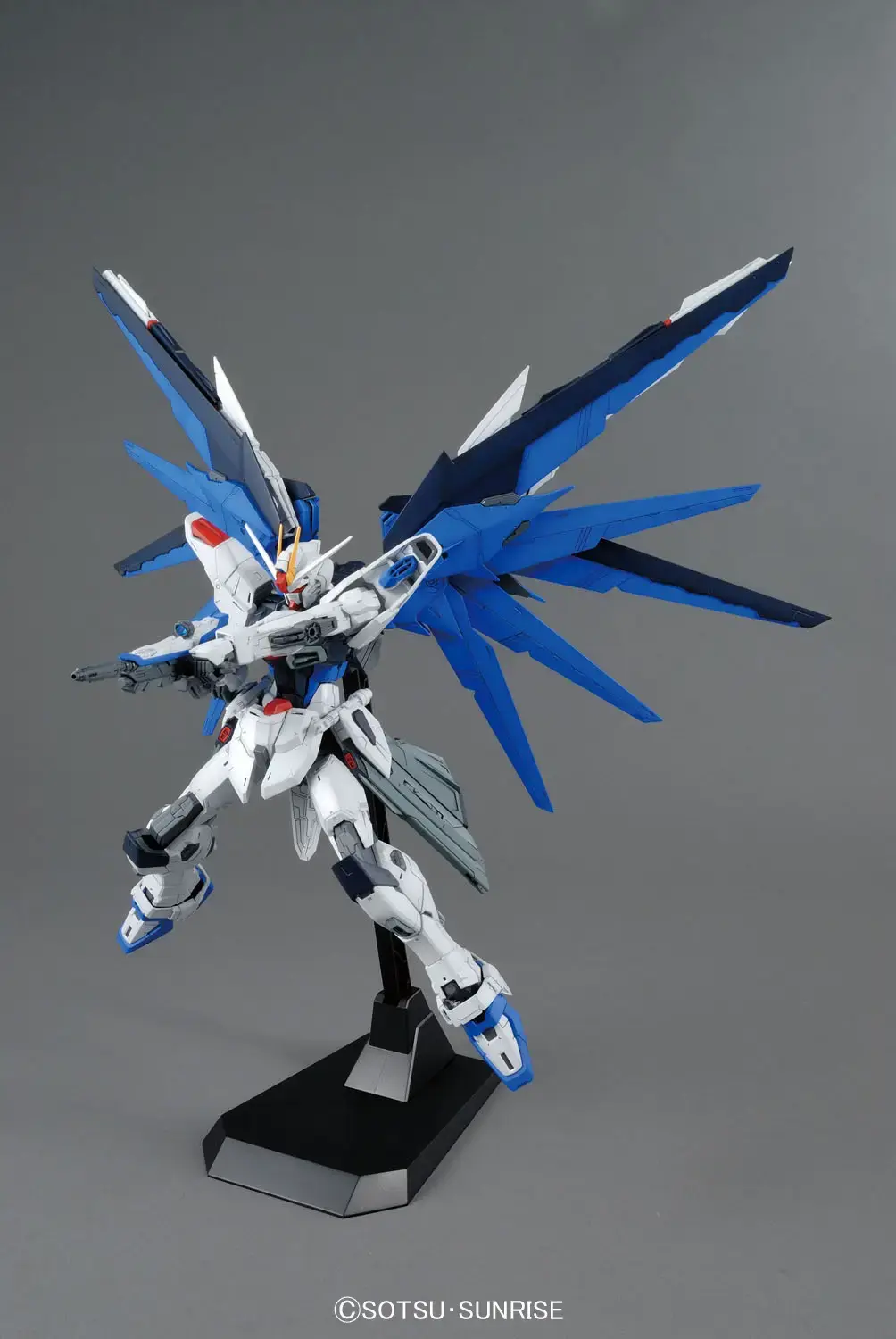 Mô hình lắp ráp MG 1/100 FREEDOM GUNDAM Ver.2.0